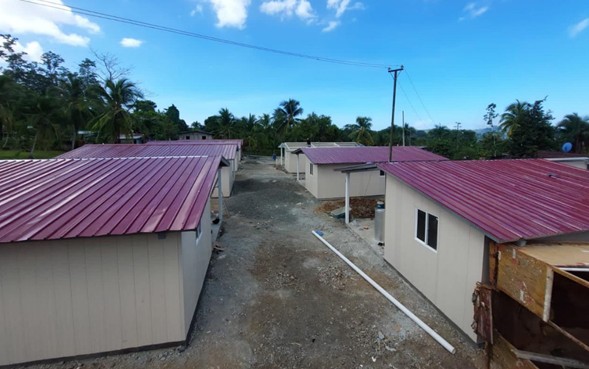 Conjunto de viviendas del programa Plan Progreso construidas para el MIVIOT en Changuinola, Bocas del Toro