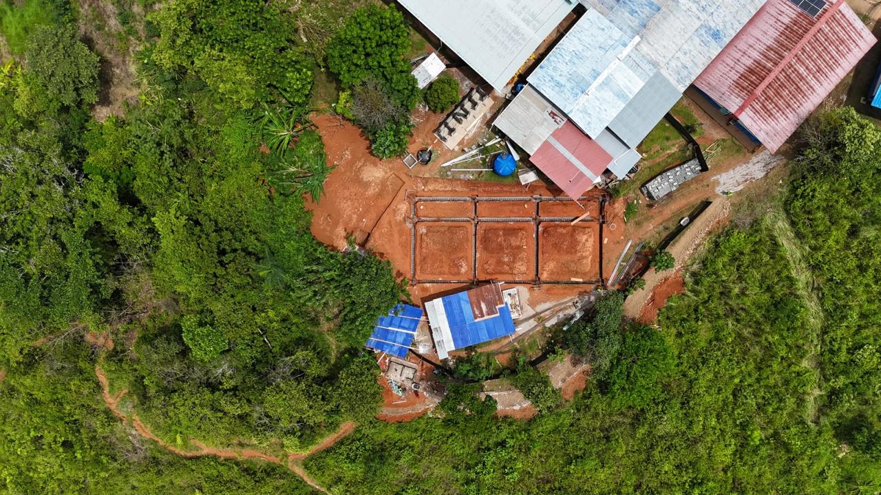 Vista aérea de las aulas del C.E. Cerro Mosquito construidas para el MEDUCA en la comarca Ngäbe-Buglé