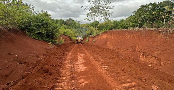 Trabajos de conformación del camino hacia el sector El Hato, distrito de Chimán, provincia de Panamá