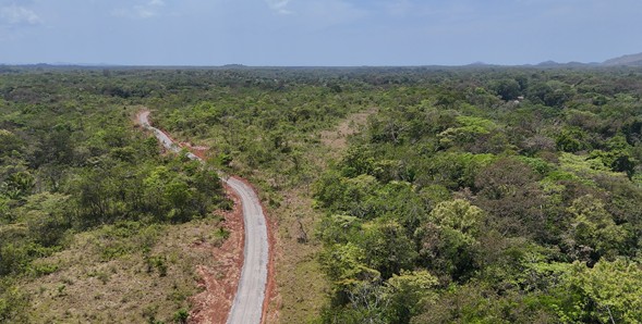 Vista aérea del camino mejorado hacia Chimán para el Municipio de Chimán, provincia de Panamá