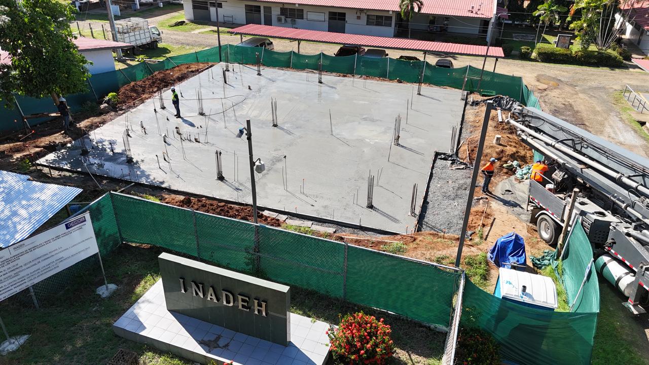 Losa de fundación del edificio de artesanías del INADEH en Guararé, provincia de Los Santos