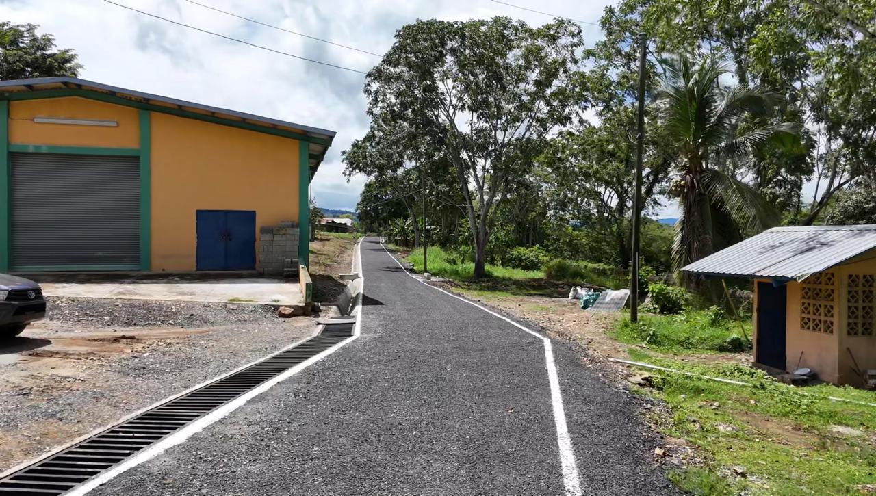 Vista aérea del centro INADEH-Arimaé con la calle interna de acceso construida, Darién