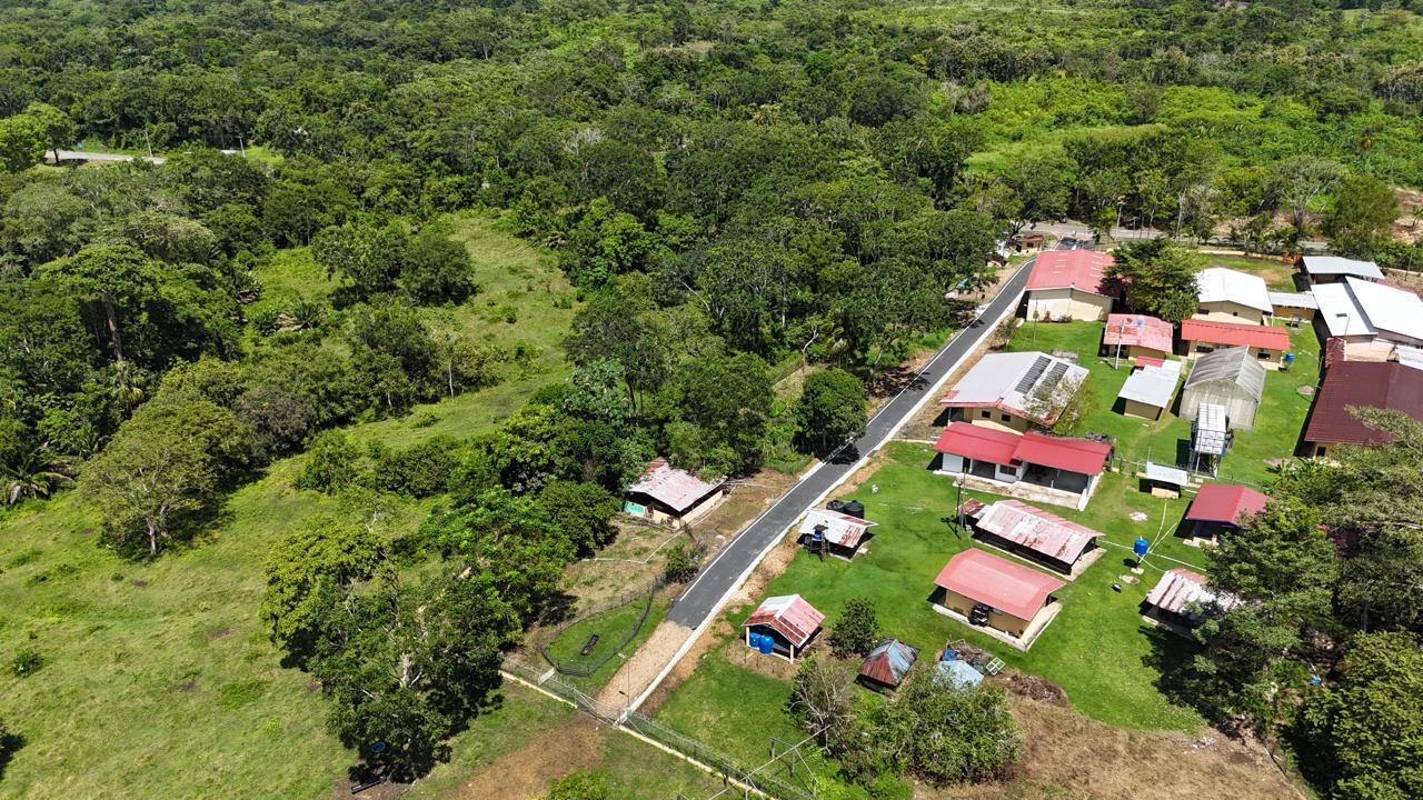 Calle de acceso terminada en el centro INADEH-Arimaé, provincia de Darién