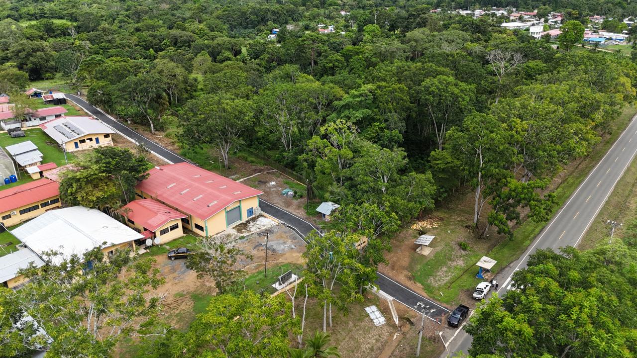 Vista aérea de la calle de acceso construida para el INADEH en Arimaé, provincia de Darién