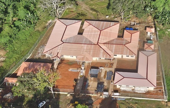 Vista aérea del Centro de Salud de Sambú construido para el Ministerio de Salud en la comarca Emberá-Wounaan, Darién