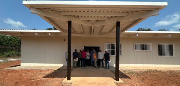 Fachada y acceso techado del Centro de Salud de Sambú para el Ministerio de Salud, Darién
