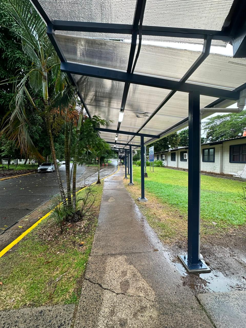 Recorrido techado de la marquesina de la Universidad Marítima Internacional de Panamá