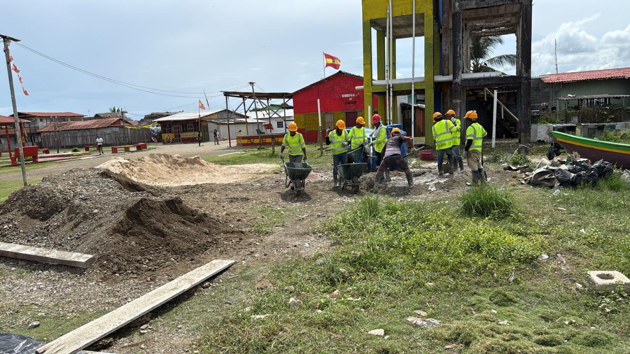 Cuadrilla de GECOB durante la construcción del muelle de la comunidad de Usdub, comarca Guna Yala