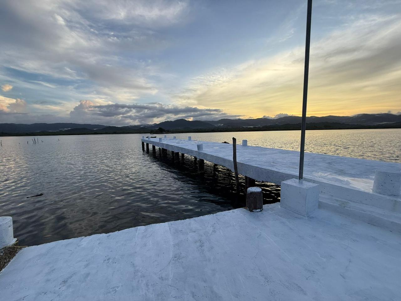 Área de acceso iluminada del muelle de la comunidad de Usdub, comarca Guna Yala