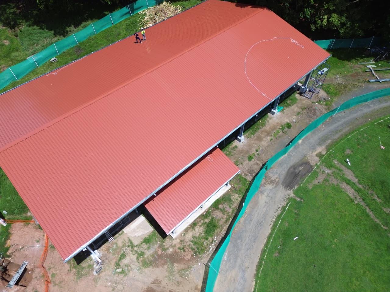 Vista aérea del techo instalado sobre la cancha de uso múltiple de la Universidad Tecnológica de Panamá
